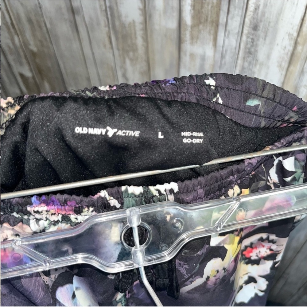 Old Navy Active Purple Floral Mid Rise Go Dry Shorts - Picture 4 of 4